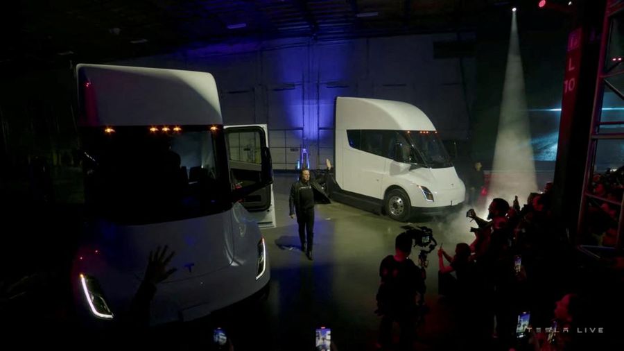 Kepala Eksekutif Tesla Elon Musk berbicara selama siaran langsung pembukaan truk listrik Tesla Semi, di Nevada, AS, (1/12/2022) waktu setempat. (via REUTERS/TESLA)