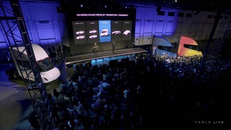 Kepala Eksekutif Tesla Elon Musk berbicara selama siaran langsung pembukaan truk listrik Tesla Semi, di Nevada, AS, (1/12/2022) waktu setempat. (AFP via Getty Images/VERONIQUE DUPONT)