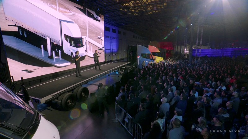 Kepala Eksekutif Tesla Elon Musk berbicara selama siaran langsung pembukaan truk listrik Tesla Semi, di Nevada, AS, (1/12/2022) waktu setempat. (AFP via Getty Images/VERONIQUE DUPONT)