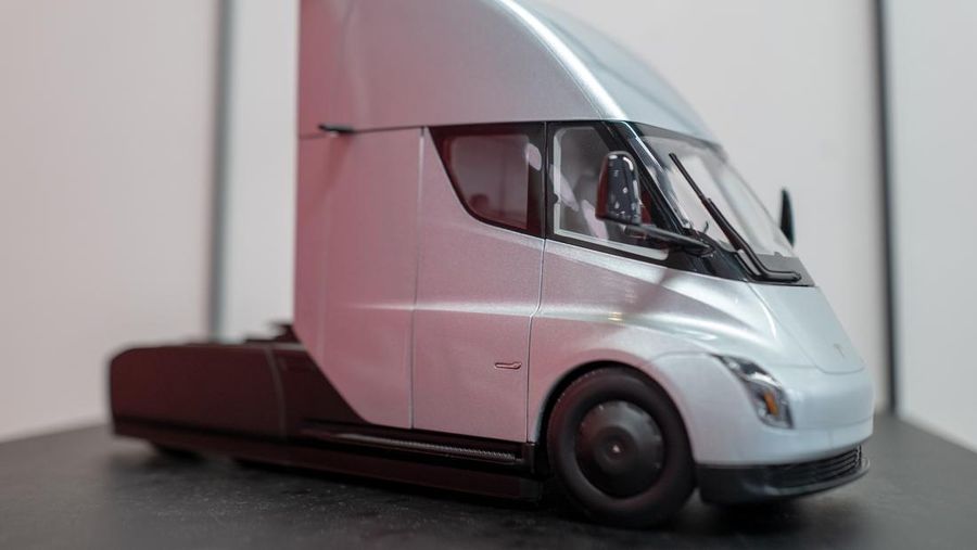Kepala Eksekutif Tesla Elon Musk berbicara selama siaran langsung pembukaan truk listrik Tesla Semi, di Nevada, AS, (1/12/2022) waktu setempat. (AFP via Getty Images/VERONIQUE DUPONT)