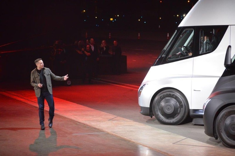 Kepala Eksekutif Tesla Elon Musk berbicara selama siaran langsung pembukaan truk listrik Tesla Semi, di Nevada, AS, (1/12/2022) waktu setempat. (AFP via Getty Images/VERONIQUE DUPONT)
