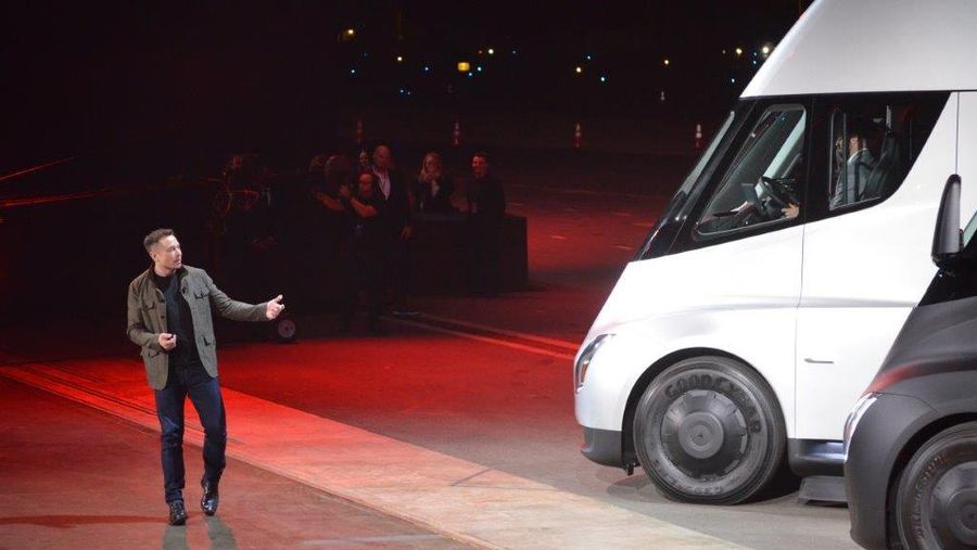 Kepala Eksekutif Tesla Elon Musk berbicara selama siaran langsung pembukaan truk listrik Tesla Semi, di Nevada, AS, (1/12/2022) waktu setempat. (AFP via Getty Images/VERONIQUE DUPONT)