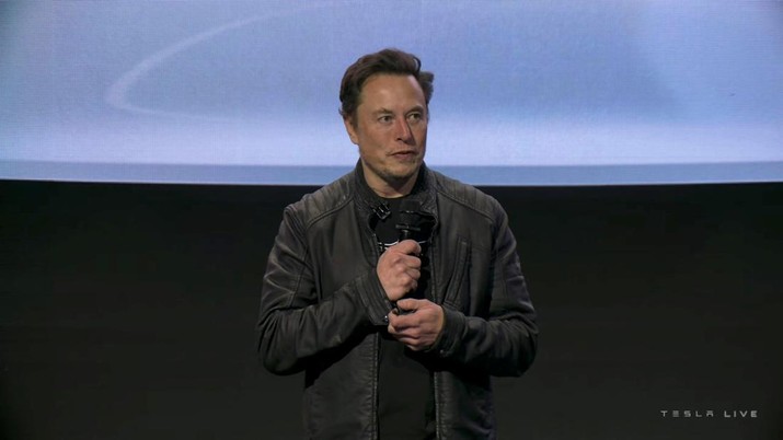 Kepala Eksekutif Tesla Elon Musk berbicara selama siaran langsung pembukaan truk listrik Tesla Semi, di Nevada, AS, (1/12/2022) waktu setempat. (via REUTERS/TESLA)