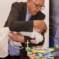 Unik Banget! Bayi Inggris Ini Dibaptis di Kolam Lego