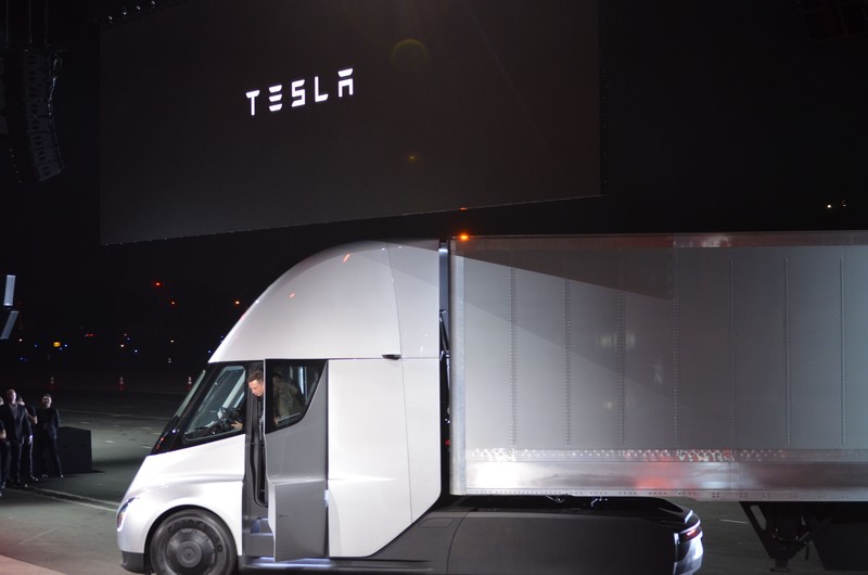 Kepala Eksekutif Tesla Elon Musk berbicara selama siaran langsung pembukaan truk listrik Tesla Semi, di Nevada, AS, (1/12/2022) waktu setempat. (AFP via Getty Images/VERONIQUE DUPONT) Kepala Eksekutif Tesla Elon Musk berbicara selama siaran langsung pembukaan truk listrik Tesla Semi, di Nevada, AS, (1/12/2022) waktu setempat. (AFP via Getty Images/VERONIQUE DUPONT)