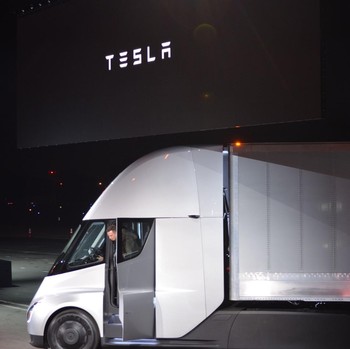 Penampakan Truk Tesla Semi, Diperkenalkan Langsung Elon Musk