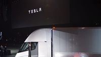 Penampakan Truk Tesla Semi, Diperkenalkan Langsung Elon Musk - Foto 1