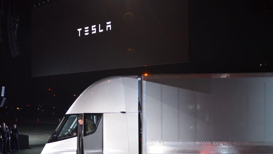 Kepala Eksekutif Tesla Elon Musk berbicara selama siaran langsung pembukaan truk listrik Tesla Semi, di Nevada, AS, (1/12/2022) waktu setempat. (AFP via Getty Images/VERONIQUE DUPONT)