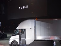 Penampakan Truk Tesla Semi, Diperkenalkan Langsung Elon Musk