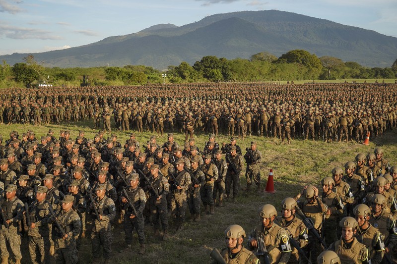 1245039944 23 November 2022, El Salvador, San Juan Opico: Soldiers stand in formation while listening to President Bukele announce the fifth phase of the government's security policy against gangs. The Salvadoran government announced the fifth phase of its territorial control plan, which consists of militarily securing parts of cities. El Salvador has been under a state of emergency for eight months, as a result of which more than 57,000 suspected criminals have been arrested. Photo: Camilo Freedman/dpa (Photo by Camilo Freedman/picture alliance via Getty Images)