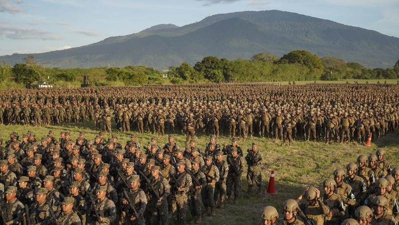 23 November 2022, El Salvador, San Juan Opico: Soldiers stand in formation while listening to President Bukele announce the fifth phase of the government's security policy against gangs. The Salvadoran government announced the fifth phase of its territorial control plan, which consists of militarily securing parts of cities. El Salvador has been under a state of emergency for eight months, as a result of which more than 57,000 suspected criminals have been arrested. Photo: Camilo Freedman/dpa (Photo by Camilo Freedman/picture alliance via Getty Images)