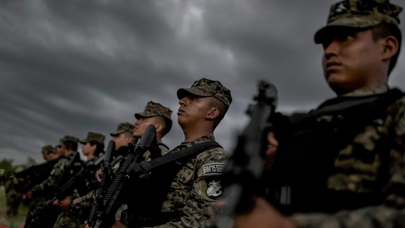 23 November 2022, El Salvador, San Juan Opico: Soldiers stand in formation while listening to President Bukele announce the fifth phase of the government's security policy against gangs. The Salvadoran government announced the fifth phase of its territorial control plan, which consists of militarily securing parts of cities. El Salvador has been under a state of emergency for eight months, as a result of which more than 57,000 suspected criminals have been arrested. Photo: Camilo Freedman/dpa (Photo by Camilo Freedman/picture alliance via Getty Images)