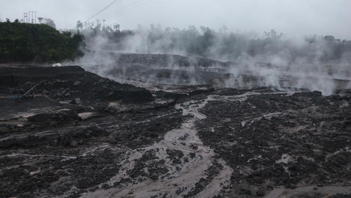 1245356875 LUMAJANG, INDONESIA - DECEMBER 4: People look at volcanic flow from the eruption of Mount Semeru in Supit Urang village, Lumajang district, East Java Province, Indonesia on December 4, 2022. According to data from the Regional Disaster Management Agency (BPBD) Jawa Timur, at least 2.219 people fled after the eruption of Mount Semeru that occurred today. (Photo by Aman Rochman/Anadolu Agency via Getty Images)