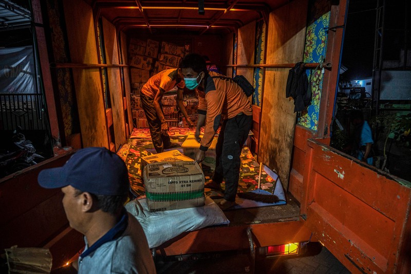 People take temporary shelter in a room at a community hall in Candipuro village following Mount Semeru's volcanic eruption in Lumajang, East Java on December 4, 2022. (Photo by JUNI KRISWANTO / AFP) (Photo by JUNI KRISWANTO/AFP via Getty Images)