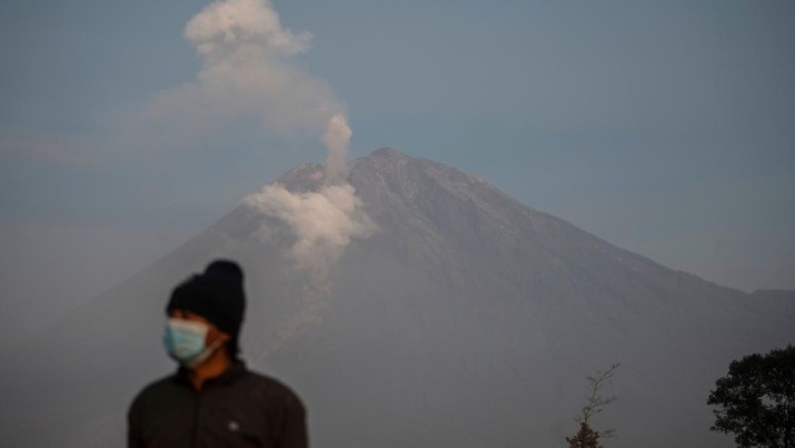 Smoke rises from Mount Semeru in Lumajang on December 5, 2022. - Indonesia's Mount Semeru erupted on December 4 spewing hot ash clouds a mile high and rivers of lava down its side while sparking the evacuation of nearly 2,000 people exactly one year after its last major eruption killed dozens. (Photo by JUNI KRISWANTO / AFP) (Photo by JUNI KRISWANTO/AFP via Getty Images)