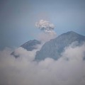 Gunung Semeru Erupsi! Tinggi Abu Capai 700 Meter di Atas Puncak