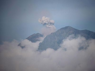 Gunung Semeru Erupsi! Tinggi Abu Capai 700 Meter di Atas Puncak