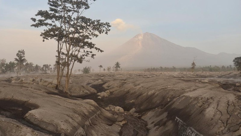 Smoke rises from Mount Semeru in Lumajang on December 5, 2022. - Indonesia's Mount Semeru erupted on December 4 spewing hot ash clouds a mile high and rivers of lava down its side while sparking the evacuation of nearly 2,000 people exactly one year after its last major eruption killed dozens. (Photo by JUNI KRISWANTO / AFP) (Photo by JUNI KRISWANTO/AFP via Getty Images)