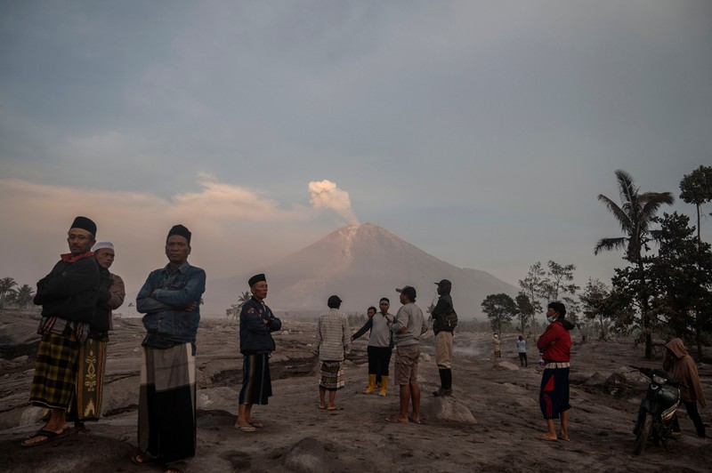 LUMAJANG, INDONESIA - DECEMBER 5: Residents are seen rescuing their property and livestock after the eruption of Mount Semeru in Kajar Kuning Village, Lumajang, East Java Province, Indonesia on December 5, 2022. According to data from the East Java Regional Disaster Management Agency, at least 2,219 people fled after the eruption of Mount Semeru that occurred yesterday. (Photo by Suryanto/Anadolu Agency via Getty Images)