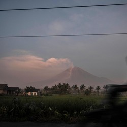 Penampakan Dramatis Puncak Semeru Usai Erupsi Dahsyat