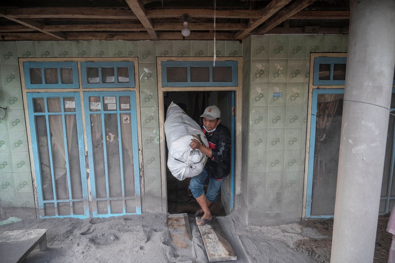 1245371309 LUMAJANG, INDONESIA - DECEMBER 5: Residents are seen rescuing their property and livestock after the eruption of Mount Semeru in Kajar Kuning Village, Lumajang, East Java Province, Indonesia on December 5, 2022. According to data from the East Java Regional Disaster Management Agency, at least 2,219 people fled after the eruption of Mount Semeru that occurred yesterday. (Photo by Suryanto/Anadolu Agency via Getty Images)