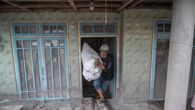 LUMAJANG, INDONESIA - DECEMBER 5: Residents are seen rescuing their property and livestock after the eruption of Mount Semeru in Kajar Kuning Village, Lumajang, East Java Province, Indonesia on December 5, 2022. According to data from the East Java Regional Disaster Management Agency, at least 2,219 people fled after the eruption of Mount Semeru that occurred yesterday. (Photo by Suryanto/Anadolu Agency via Getty Images)