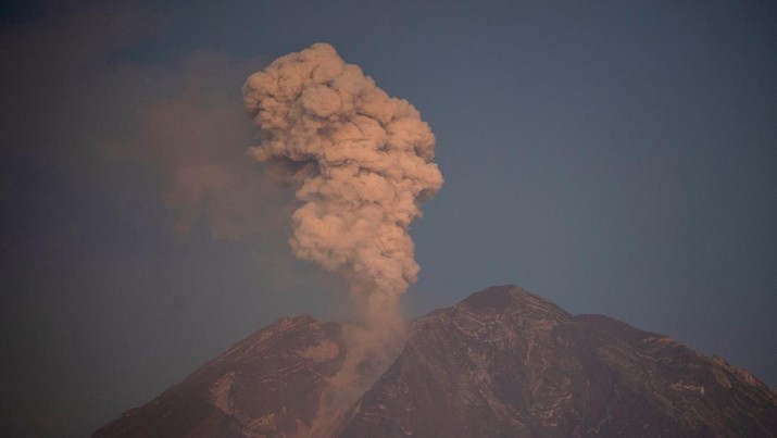 Smoke rises from Mount Semeru in Lumajang on December 5, 2022. - Indonesia's Mount Semeru erupted on December 4 spewing hot ash clouds a mile high and rivers of lava down its side while sparking the evacuation of nearly 2,000 people exactly one year after its last major eruption killed dozens. (Photo by JUNI KRISWANTO / AFP) (Photo by JUNI KRISWANTO/AFP via Getty Images)