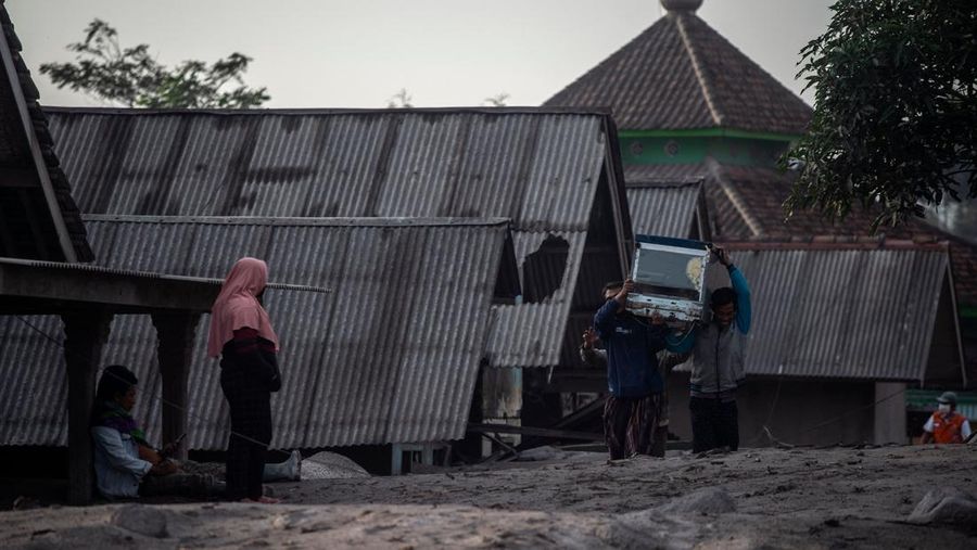 LUMAJANG, INDONESIA - DECEMBER 5: Residents are seen rescuing their property and livestock after the eruption of Mount Semeru in Kajar Kuning Village, Lumajang, East Java Province, Indonesia on December 5, 2022. According to data from the East Java Regional Disaster Management Agency, at least 2,219 people fled after the eruption of Mount Semeru that occurred yesterday. (Photo by Suryanto/Anadolu Agency via Getty Images)