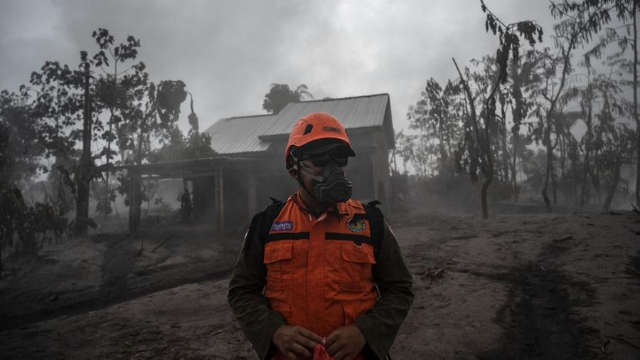 Anggota tim SAR memeriksa situasi di Desa Kajar Kuning, Lumajang pada 5 Desember 2022. (JUNI KRISWANTO/AFP via Getty Images)