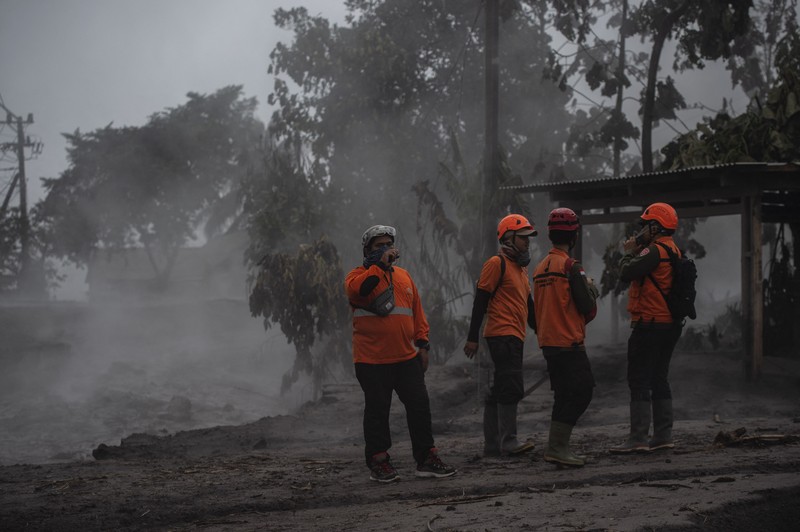 Anggota tim SAR memeriksa situasi di Desa Kajar Kuning, Lumajang pada 5 Desember 2022. Anggota tim SAR memeriksa situasi di Desa Kajar Kuning, Lumajang pada 5 Desember 2022. (JUNI KRISWANTO/AFP via Getty Images)