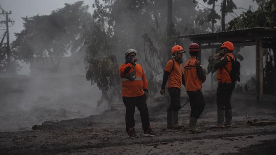 Anggota tim SAR memeriksa situasi di Desa Kajar Kuning, Lumajang pada 5 Desember 2022. (JUNI KRISWANTO/AFP via Getty Images)