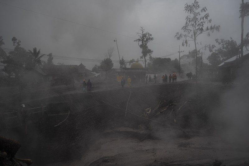Anggota tim SAR memeriksa situasi di Desa Kajar Kuning, Lumajang pada 5 Desember 2022. Anggota tim SAR memeriksa situasi di Desa Kajar Kuning, Lumajang pada 5 Desember 2022. (JUNI KRISWANTO/AFP via Getty Images)