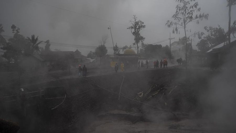 Anggota tim SAR memeriksa situasi di Desa Kajar Kuning, Lumajang pada 5 Desember 2022. (JUNI KRISWANTO/AFP via Getty Images)