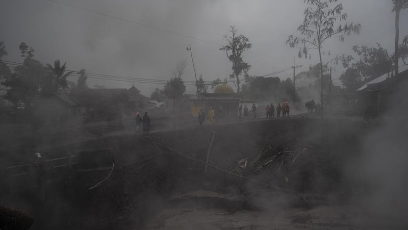 Anggota tim SAR memeriksa situasi di Desa Kajar Kuning, Lumajang pada 5 Desember 2022. (JUNI KRISWANTO/AFP via Getty Images)
