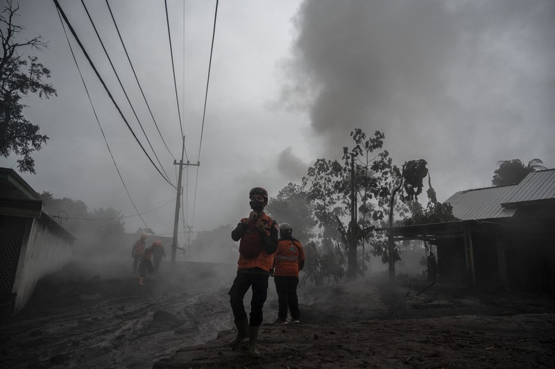 Anggota tim SAR memeriksa situasi di Desa Kajar Kuning, Lumajang pada 5 Desember 2022. (JUNI KRISWANTO/AFP via Getty Images)