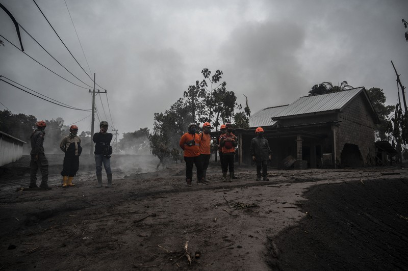 Anggota tim SAR memeriksa situasi di Desa Kajar Kuning, Lumajang pada 5 Desember 2022. Anggota tim SAR memeriksa situasi di Desa Kajar Kuning, Lumajang pada 5 Desember 2022. (JUNI KRISWANTO/AFP via Getty Images)