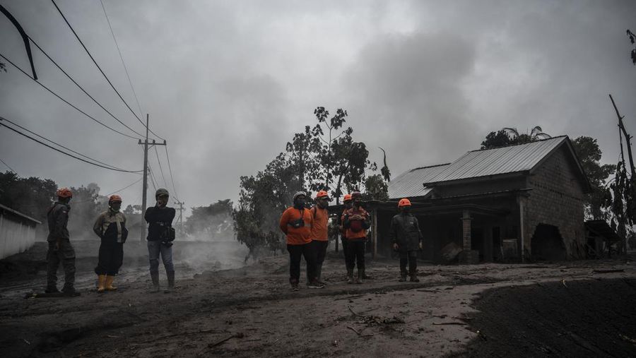 Anggota tim SAR memeriksa situasi di Desa Kajar Kuning, Lumajang pada 5 Desember 2022. (JUNI KRISWANTO/AFP via Getty Images)