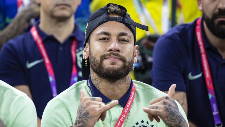 Brasil, Babak penyisihan, Grup G, Matchday 3, Stadion Lusail, Neymar dari Brasil duduk di tribun. (Tom Weller/picture alliance via Getty Images)