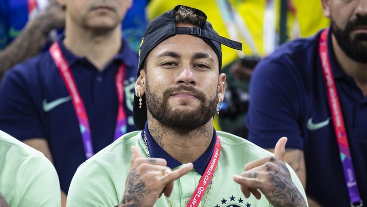 Brasil, Babak penyisihan, Grup G, Matchday 3, Stadion Lusail, Neymar dari Brasil duduk di tribun. Brasil, Babak penyisihan, Grup G, Matchday 3, Stadion Lusail, Neymar dari Brasil duduk di tribun. (Tom Weller/picture alliance via Getty Images)