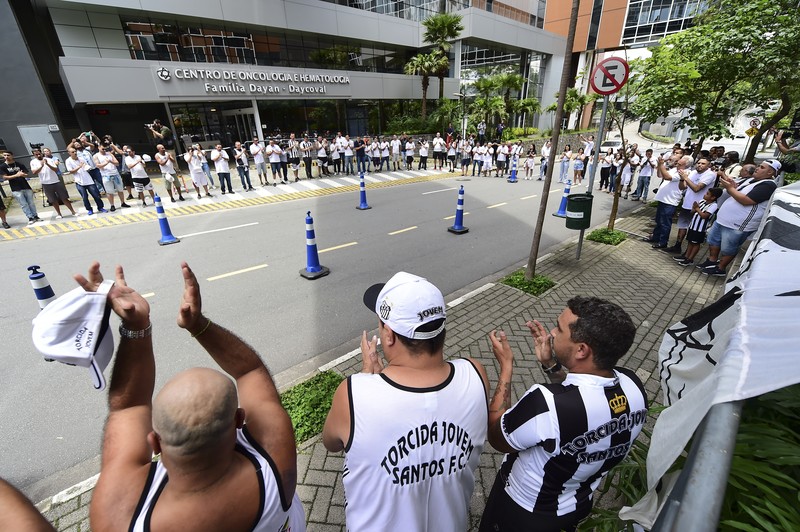 Fans mengadakan acara untuk mendukung legenda sepak bola Pele yang tetap dirawat di rumah sakit karena infeksi pernapasan di tengah perawatan kanker usus besar yang sedang berlangsung di Rumah Sakit Israel Albert Einstein pada 4 Desember 2022 di Sao Paulo, Brasil. (Mauro Horita/Getty Images)
