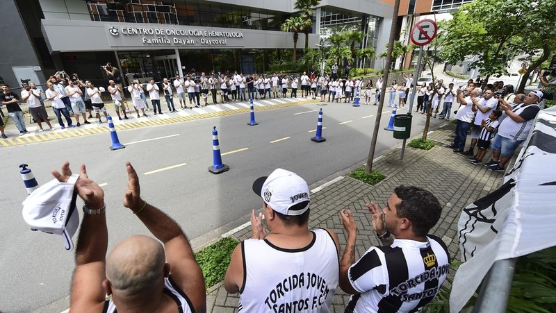 Fans mengadakan acara untuk mendukung legenda sepak bola Pele yang tetap dirawat di rumah sakit karena infeksi pernapasan di tengah perawatan kanker usus besar yang sedang berlangsung di Rumah Sakit Israel Albert Einstein pada 4 Desember 2022 di Sao Paulo, Brasil. (Mauro Horita/Getty Images)