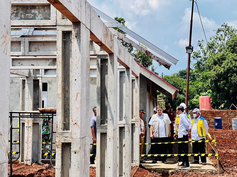 Jokowi Tinjau Rumah Tahan Gempa di Cianjur (Laily Rachev - Biro Pers Sekretariat Presiden) Jokowi Tinjau Rumah Tahan Gempa di Cianjur (Laily Rachev - Biro Pers Sekretariat Presiden)