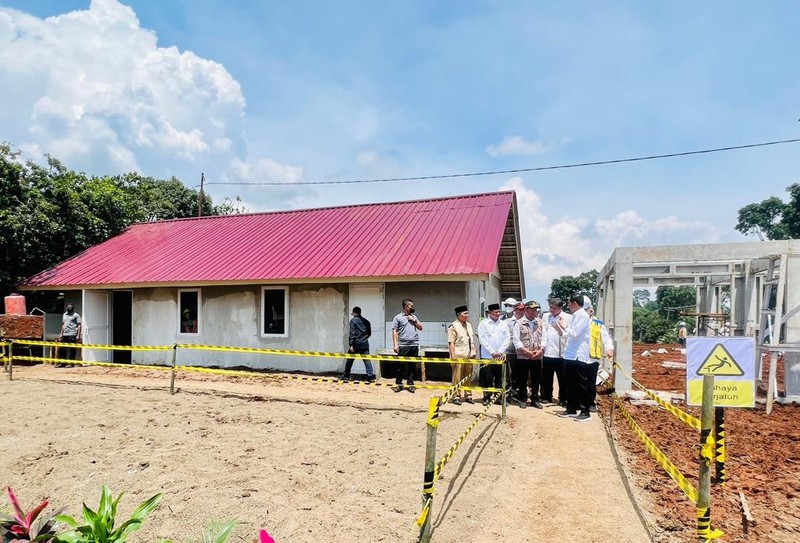 Jokowi Tinjau Rumah Tahan Gempa di Cianjur (Laily Rachev - Biro Pers Sekretariat Presiden) Jokowi Tinjau Rumah Tahan Gempa di Cianjur (Laily Rachev - Biro Pers Sekretariat Presiden)