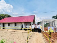 Gaya Jokowi 'Blusukan' Cek Rumah Tahan Gempa di Cianjur