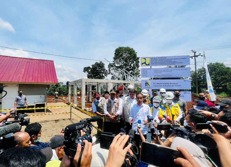 Jokowi Tinjau Rumah Tahan Gempa di Cianjur (Laily Rachev - Biro Pers Sekretariat Presiden) Jokowi Tinjau Rumah Tahan Gempa di Cianjur (Laily Rachev - Biro Pers Sekretariat Presiden)