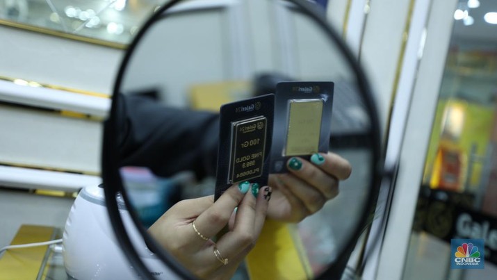 Karyawan menunjukkan emas Antam di gerai Galeri 24 Pegadaian di Jakarta, Senin (5/12/2022). Harga emas batangan di PT Pegadaian bergerak stagnan pada perdagangan hari ini, Senin (5/12/2022). Karyawan menunjukkan emas Antam di gerai Galeri 24 Pegadaian di Jakarta, Senin (5/12/2022). Harga emas batangan di PT Pegadaian bergerak stagnan pada perdagangan hari ini, Senin (5/12/2022). Pegadaian sendiri menjual berbagai jenis emas, yaitu emas Antam, Antam Retro, Antam Batik, dan UBS. Ukurannya pun dijual beragam, mulai dari 0,5 gram hingga 1.000 gram. Pada perdagangan hari ini, harga emas Antam ukuran 1 gram dibanderol Rp 1.033.000. (CNBC Indonesia/Tri Susilo)
