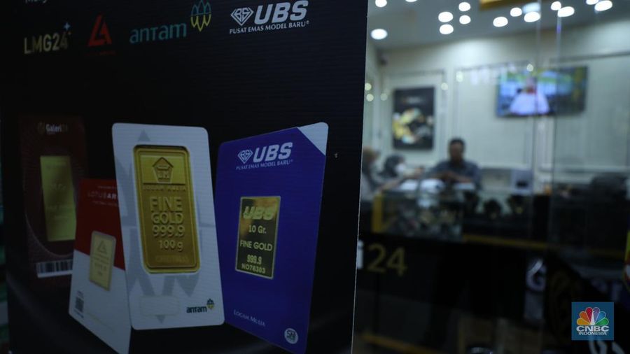 Karyawan menunjukkan emas Antam di gerai Galeri 24 Pegadaian di Jakarta, Senin (5/12/2022). Harga emas batangan di PT Pegadaian bergerak stagnan pada perdagangan hari ini, Senin (5/12/2022). Pegadaian sendiri menjual berbagai jenis emas, yaitu emas Antam, Antam Retro, Antam Batik, dan UBS. Ukurannya pun dijual beragam, mulai dari 0,5 gram hingga 1.000 gram. Pada perdagangan hari ini, harga emas Antam ukuran 1 gram dibanderol Rp 1.033.000. (CNBC Indonesia/Tri Susilo)