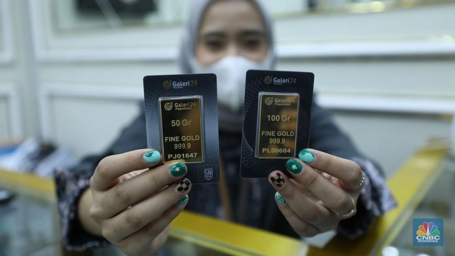 Karyawan menunjukkan emas Antam di gerai Galeri 24 Pegadaian di Jakarta, Senin (5/12/2022). Harga emas batangan di PT Pegadaian bergerak stagnan pada perdagangan hari ini, Senin (5/12/2022). Pegadaian sendiri menjual berbagai jenis emas, yaitu emas Antam, Antam Retro, Antam Batik, dan UBS. Ukurannya pun dijual beragam, mulai dari 0,5 gram hingga 1.000 gram. Pada perdagangan hari ini, harga emas Antam ukuran 1 gram dibanderol Rp 1.033.000. (վ/Tri Susilo)