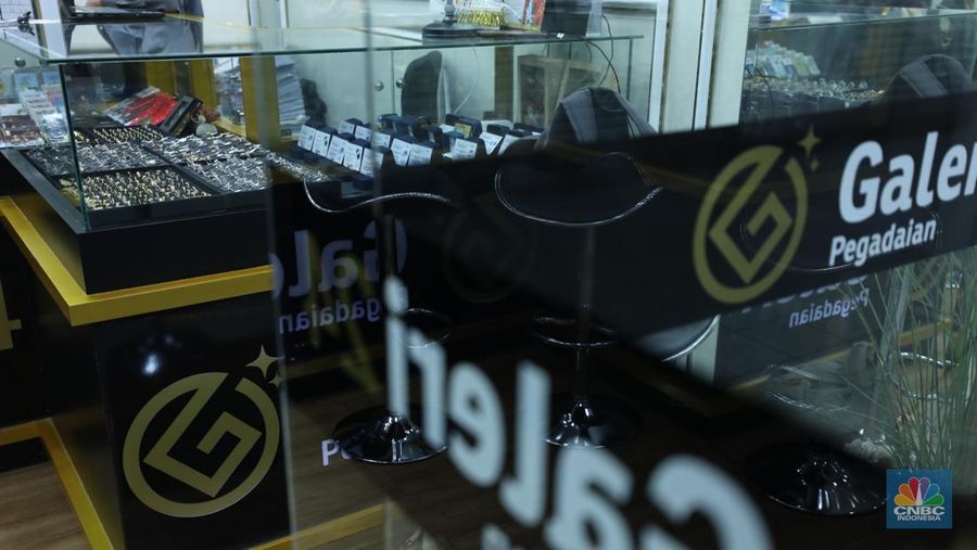 Karyawan menunjukkan emas Antam di gerai Galeri 24 Pegadaian di Jakarta, Senin (5/12/2022). Harga emas batangan di PT Pegadaian bergerak stagnan pada perdagangan hari ini, Senin (5/12/2022). Pegadaian sendiri menjual berbagai jenis emas, yaitu emas Antam, Antam Retro, Antam Batik, dan UBS. Ukurannya pun dijual beragam, mulai dari 0,5 gram hingga 1.000 gram. Pada perdagangan hari ini, harga emas Antam ukuran 1 gram dibanderol Rp 1.033.000. (CNBC Indonesia/Tri Susilo)