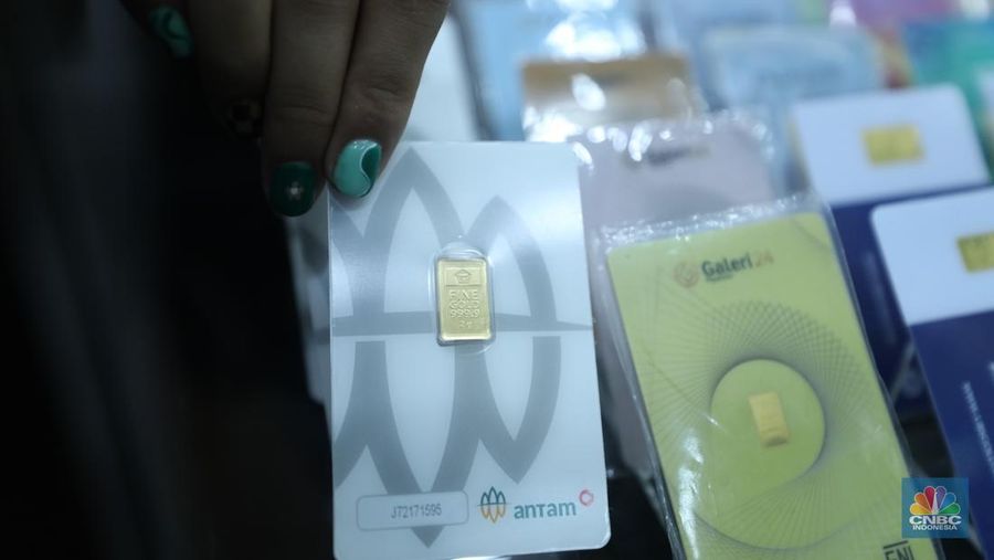 Karyawan menunjukkan emas Antam di gerai Galeri 24 Pegadaian di Jakarta, Senin (5/12/2022). Harga emas batangan di PT Pegadaian bergerak stagnan pada perdagangan hari ini, Senin (5/12/2022). Pegadaian sendiri menjual berbagai jenis emas, yaitu emas Antam, Antam Retro, Antam Batik, dan UBS. Ukurannya pun dijual beragam, mulai dari 0,5 gram hingga 1.000 gram. Pada perdagangan hari ini, harga emas Antam ukuran 1 gram dibanderol Rp 1.033.000. (CNBC Indonesia/Tri Susilo)